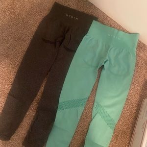 Nvgtn workout leggings with contour lining under the butt.